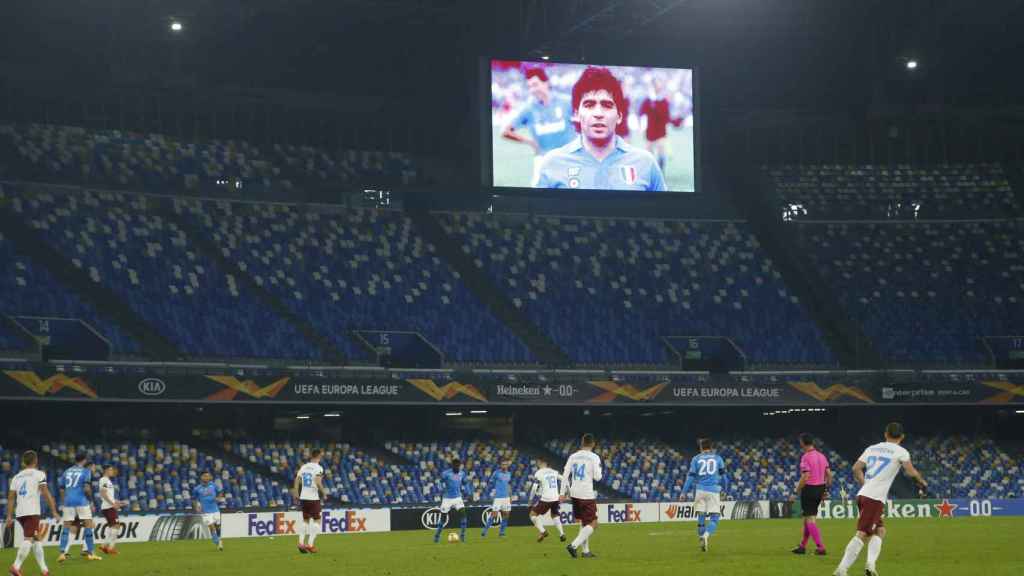 La foto di Maradona allo stadio del Napoli