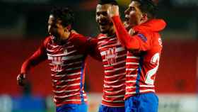 Los jugadores del Granada celebran su gol en Europa League