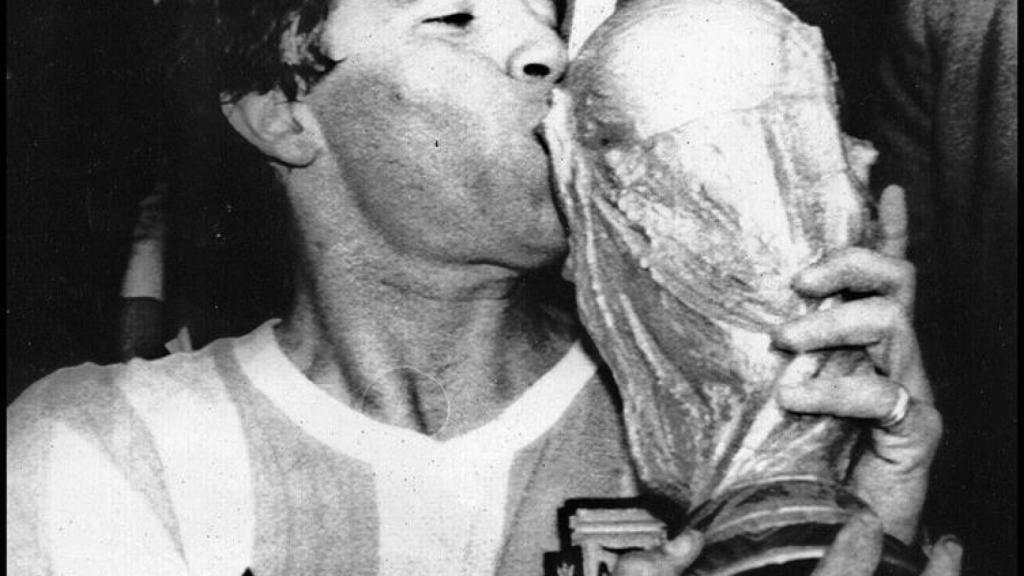 Diego Armando Maradona besa la Copa del Mundo en México 1986