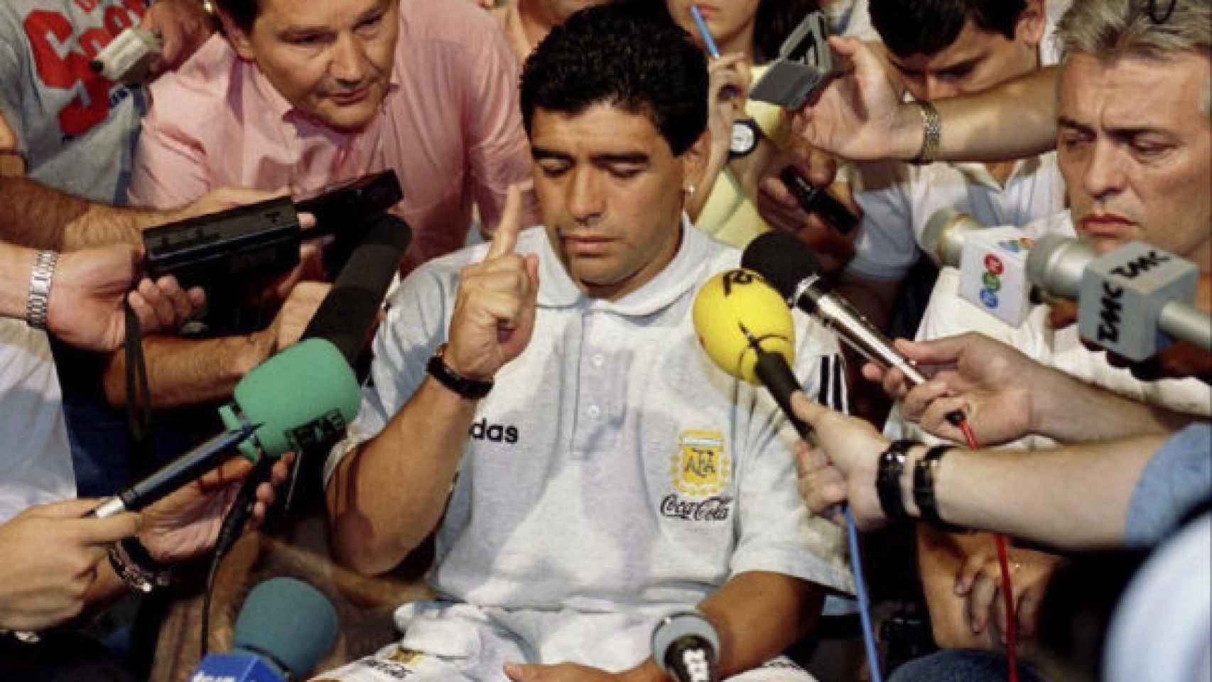 Diego Armando Maradona atiende a los medios tras su expulsión del Mundial de 1994