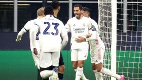 Eden Hazard celebra con sus compañeros su gol en la Champions League