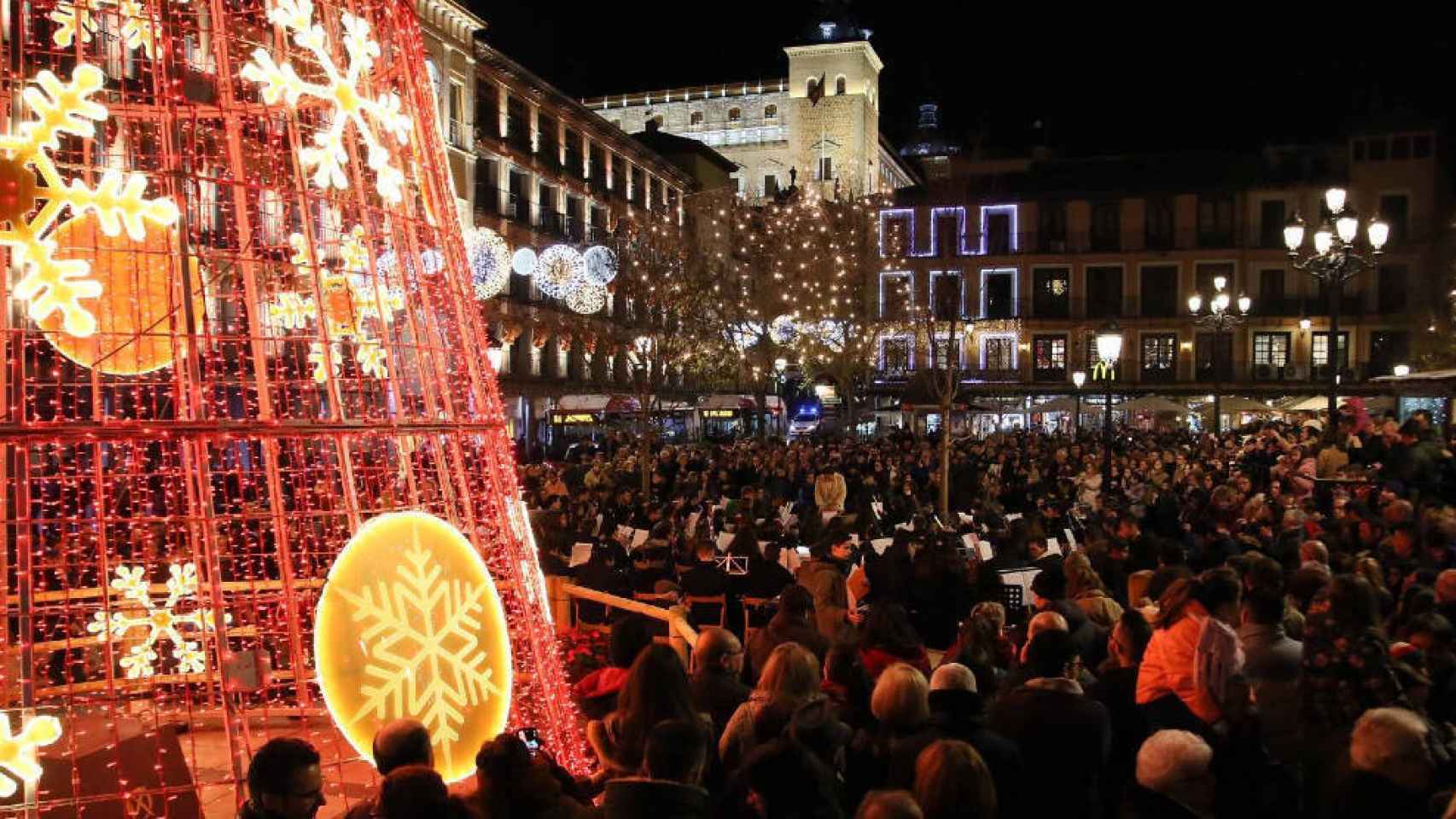 Una abarrotada Plaza de Zocodover durante el encendido de la iluminación navideña del pasado año en Toledo