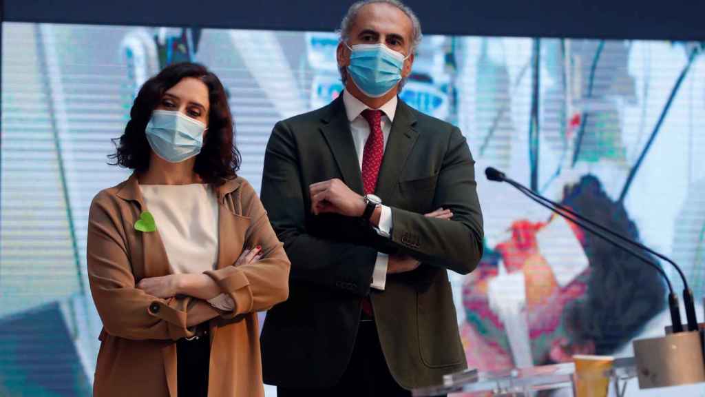 La presidenta de la Comunidad de Madrid, Isabel Díaz Ayuso, y el consejero de Sanidad, Enrique Ruiz Escudero.