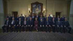 Margaret Thatcher y su primer gabinete formado solo por hombres en 'The Crown'.