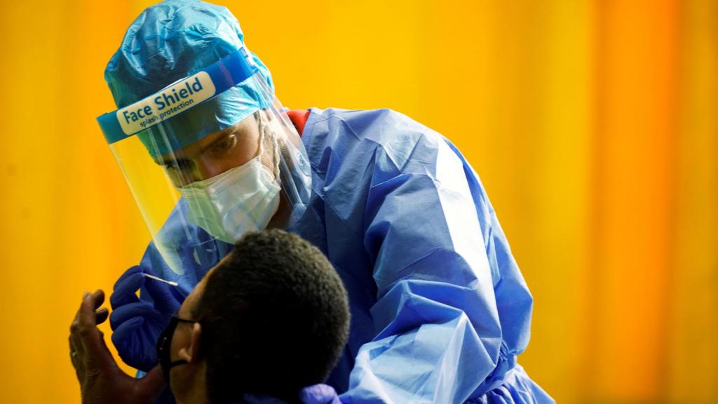 Un sanitario realiza un test PCR a un sospechoso positivo de coronavirus.