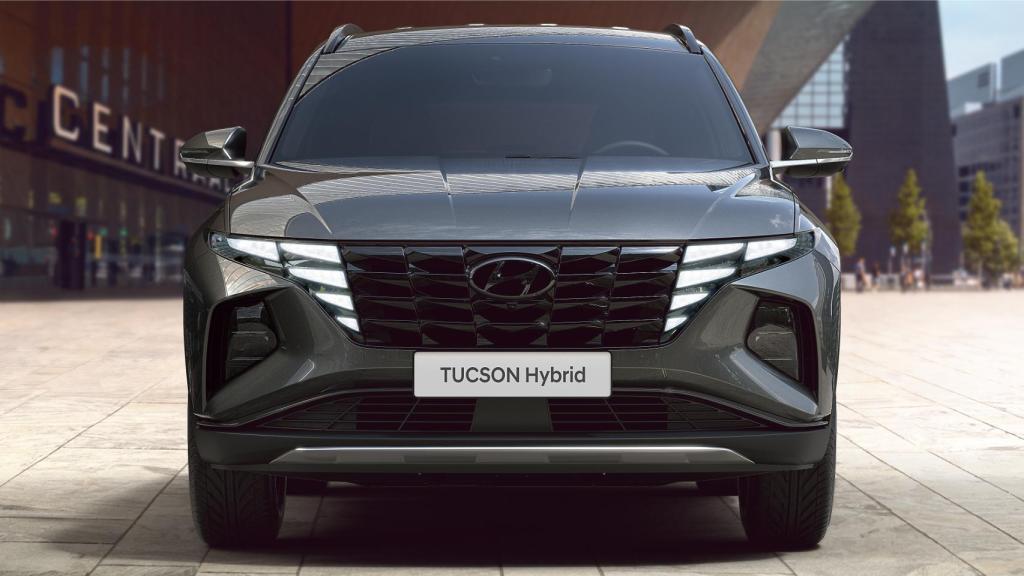 Aspecto de la iluminación en forma de 'alas de ángel' en la parrilla frontal del nuevo Tucson.