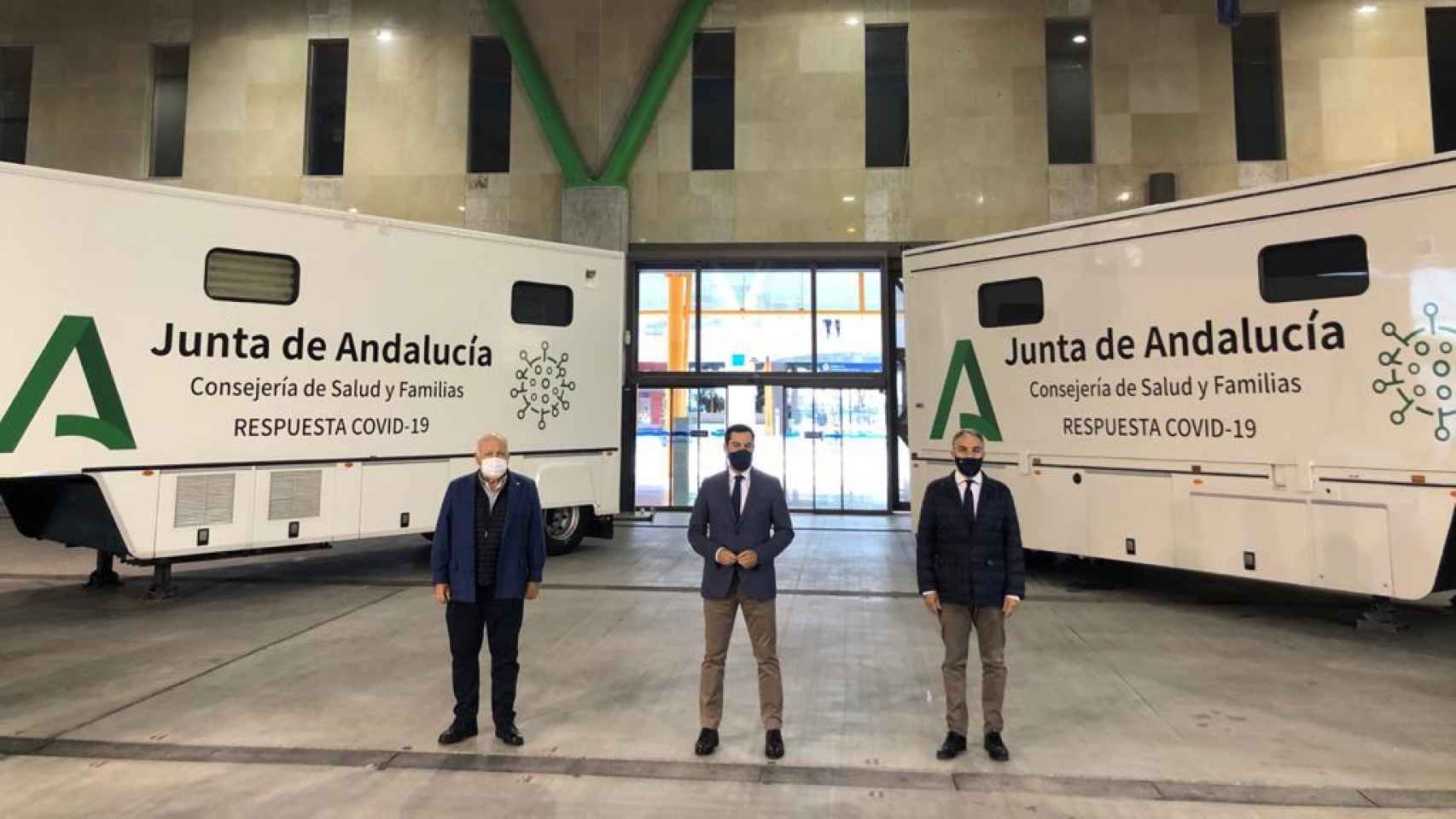 Aguirre, Moreno y Bendodo ante los nuevos camiones