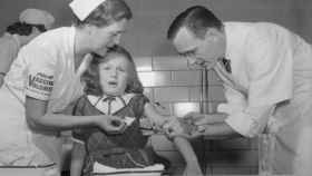 Una niña vacunándose de la polio.