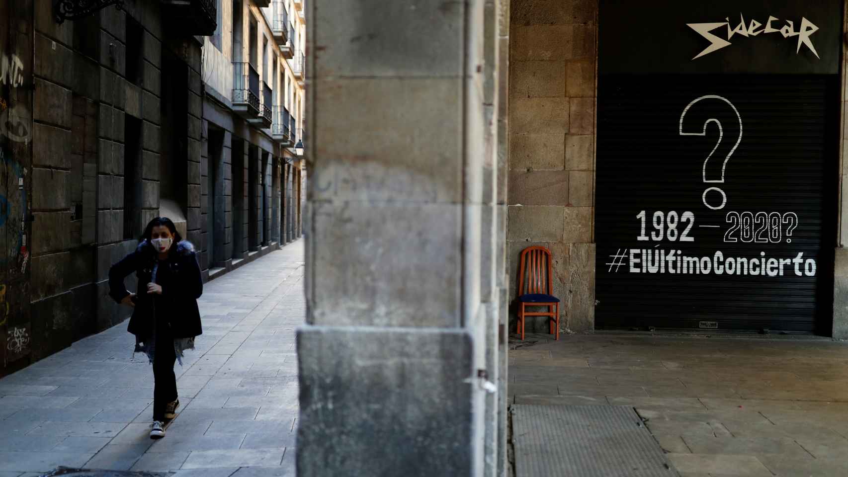 Una mujer paseando por una calle de Barcelona.