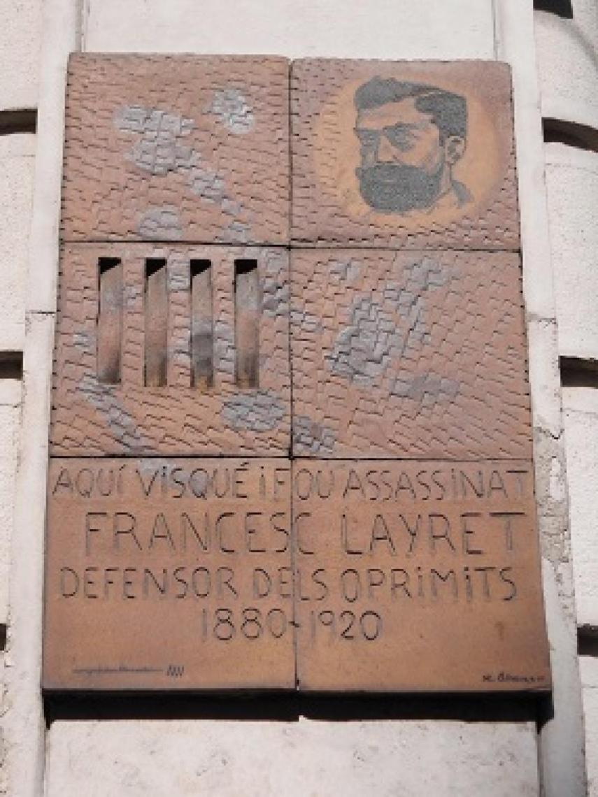 Placa conmemorativa en el lugar donde fue asesinado Layret.