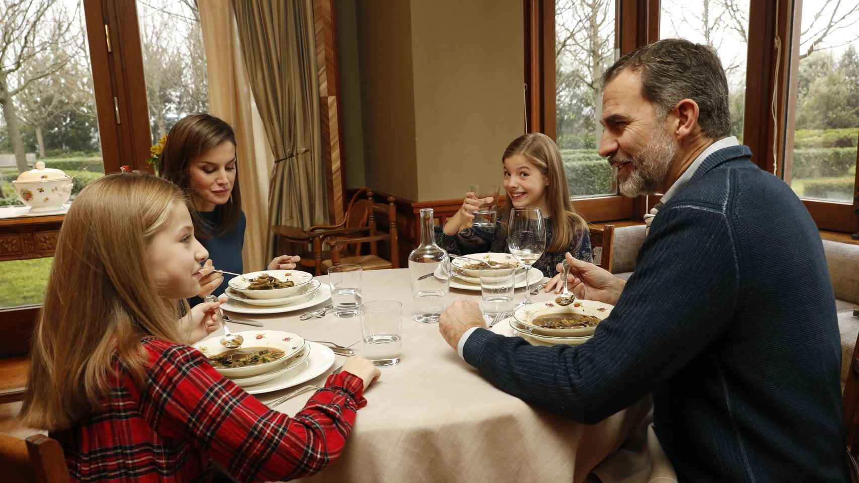 Los Reyes Felipe y Letizia, comiendo junto a sus hijas, la princesa Leonor y la infanta Sofía.