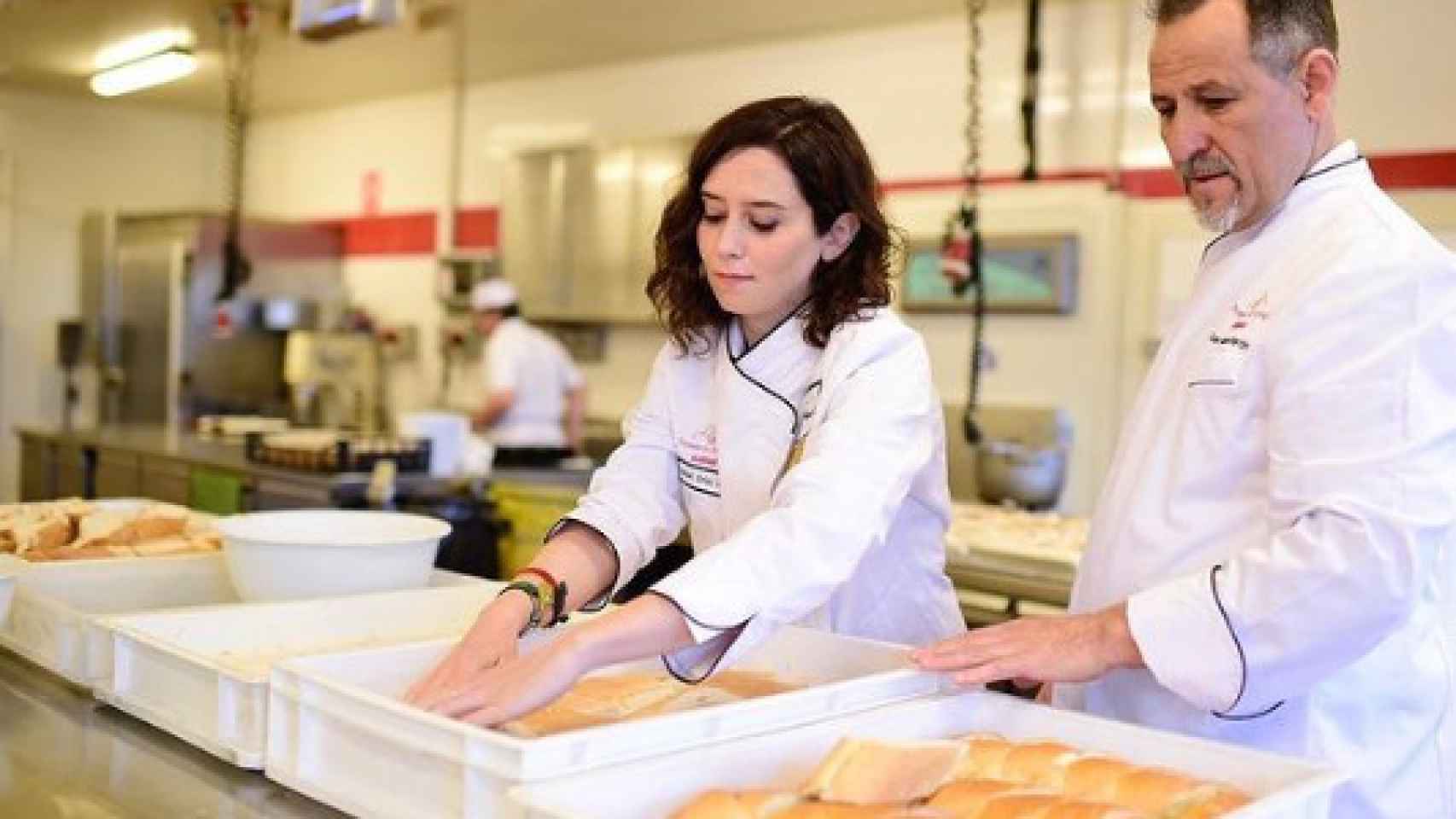 Ayuso, haciendo torrijas en una panadería de Móstoles. 5 de abril de 2019
