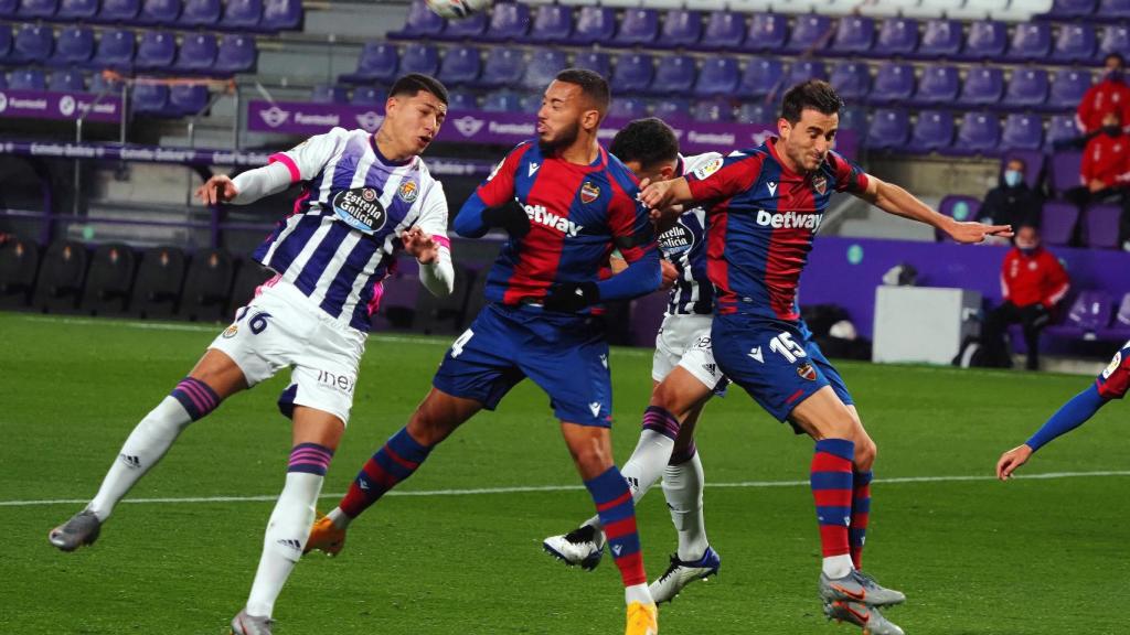 Levante y Valladolid pelean un balón