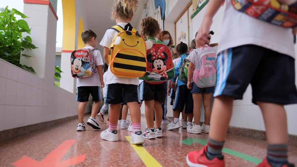 Sólo un 8% de los menores con covid transmiten la enfermedad, según un estudio.