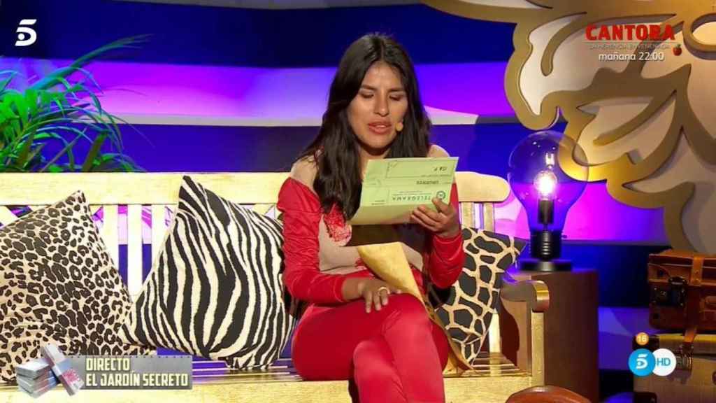 Isa Pantoja leyendo el telegrama en 'La casa fuerte 2'.