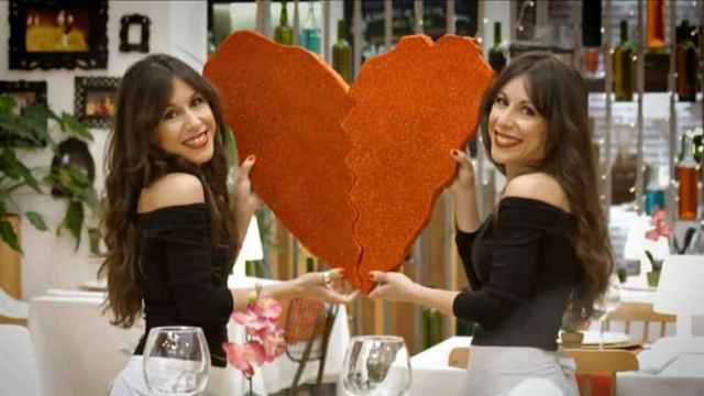 Cristina y Marisa Zapata, las camareras gemelas de 'First Dates'.