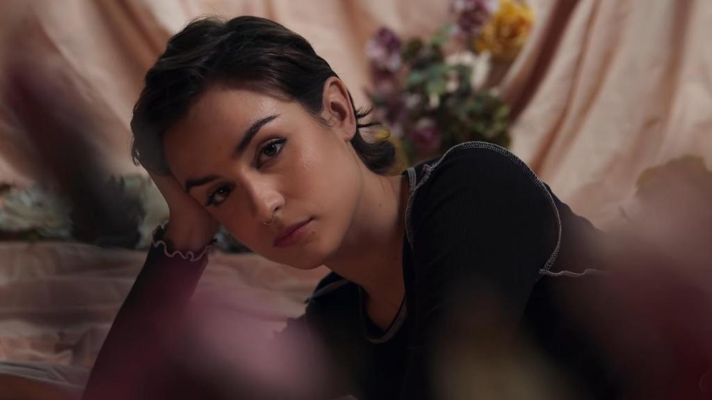 Natalia Lacunza en un 'frame' del videoclip de 'Algo duele más'.
