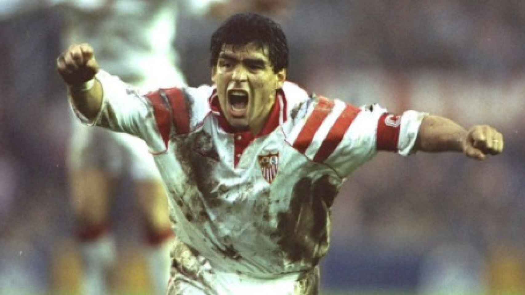 Maradona celebra un gol con el Sevilla