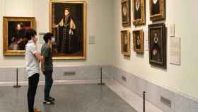 Dos jóvenes visitantes en la inauguración de 'Reencuentro' en el Museo del Prado