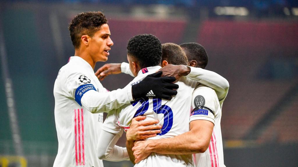 Varane y Nacho celebran con Rodrygo su gol contra el Inter
