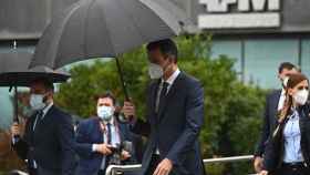 Pedro Sánchez se protege de la lluvia con un paraguas, este viernes en Madrid.