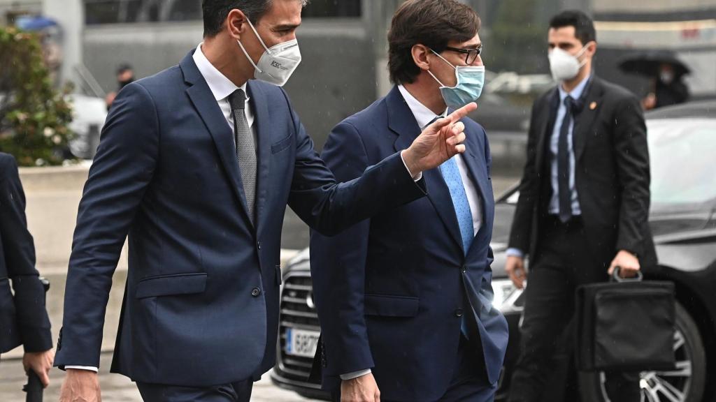 Pedro Sánchez y Salvador Illa este viernes a su llegada al Hospital de La Paz de Madrid. Efe