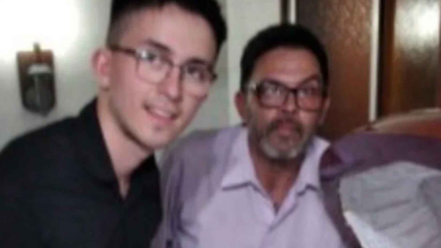 Dos empleados que se fotografiaron con el cadáver de Maradona