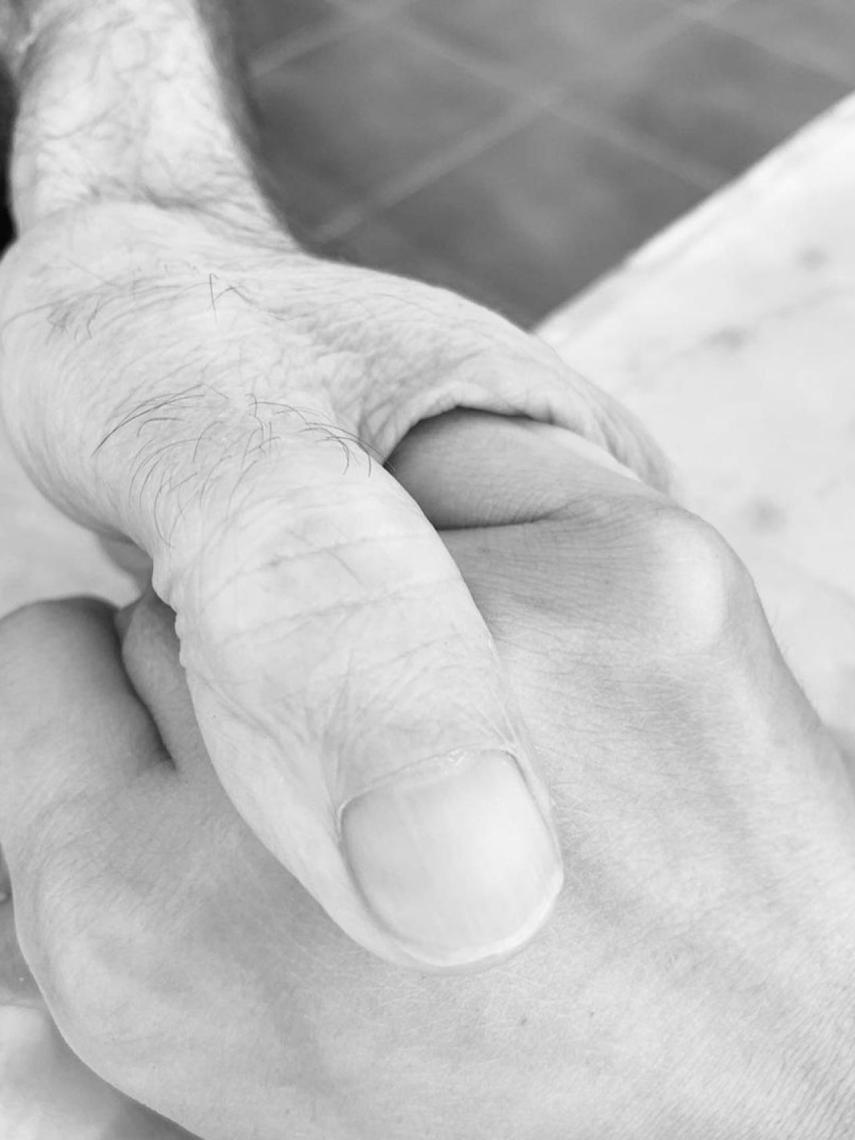 La foto con la que Irene Rosales ha acompañado la carta: su mano agarrando la de su padre.