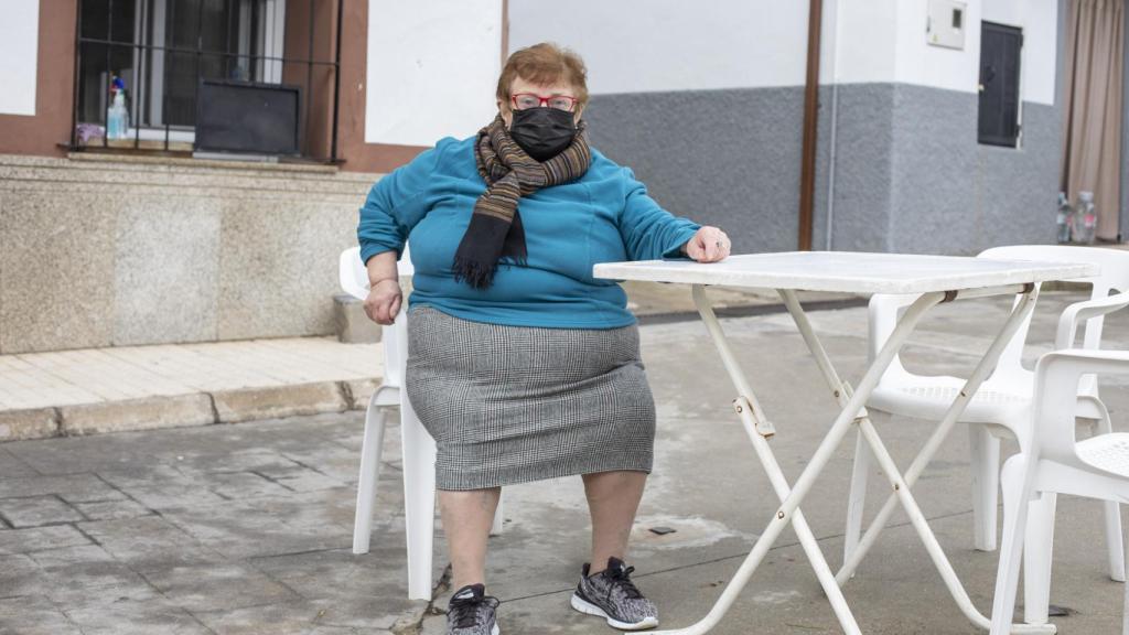 Saturnina, 70 años, en la plaza del pueblo.