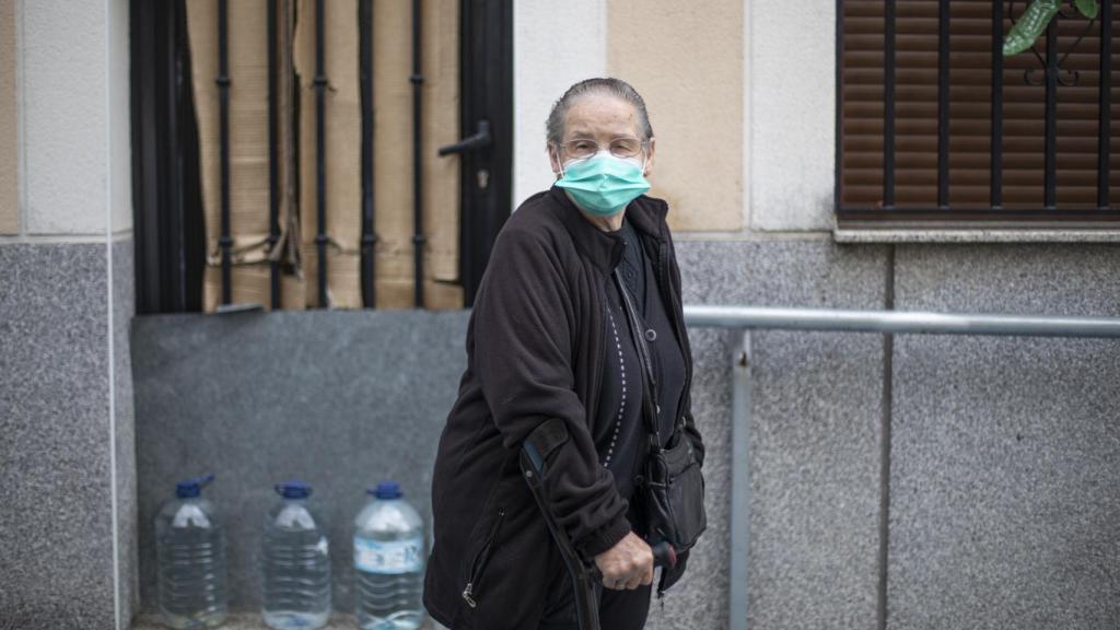 Petra, 86 años, andando por el pueblo.