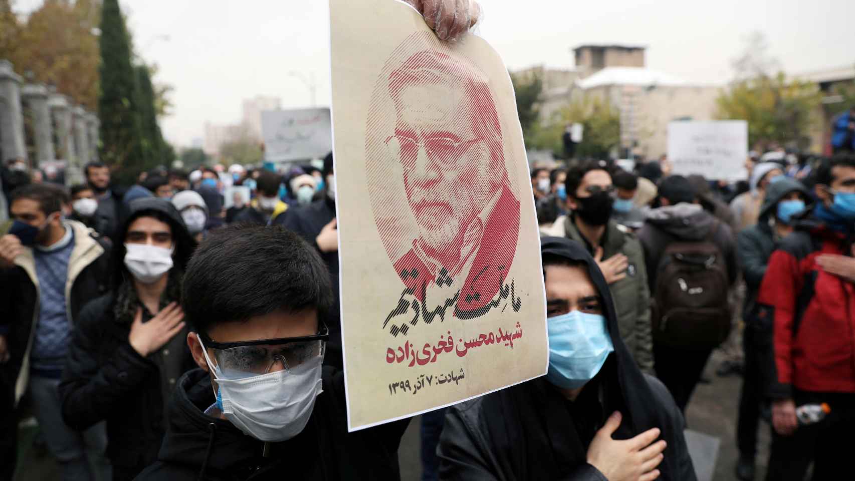 Decenas de personas han salido a protestar por el asesinato en Teherán.