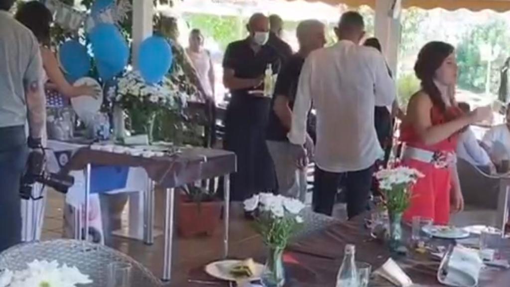 José Joaquín, conocido como Chimo, luciendo uniforme negro, mascarilla y sujetando una bandeja durante una celebración en el restaurante de Jalón