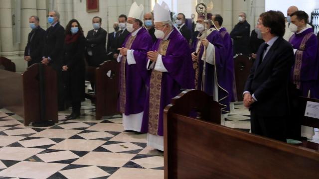 Dirigentes madrileños, en La Almudena durante la misa.