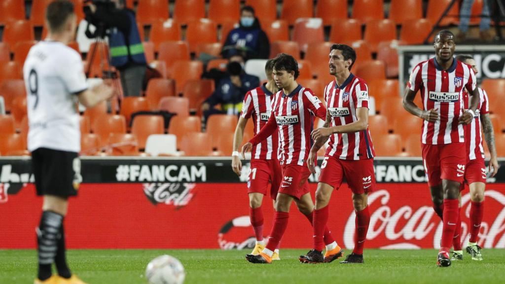 Los jugadores del Atlético de Madrid tras adelantarse en Mestalla