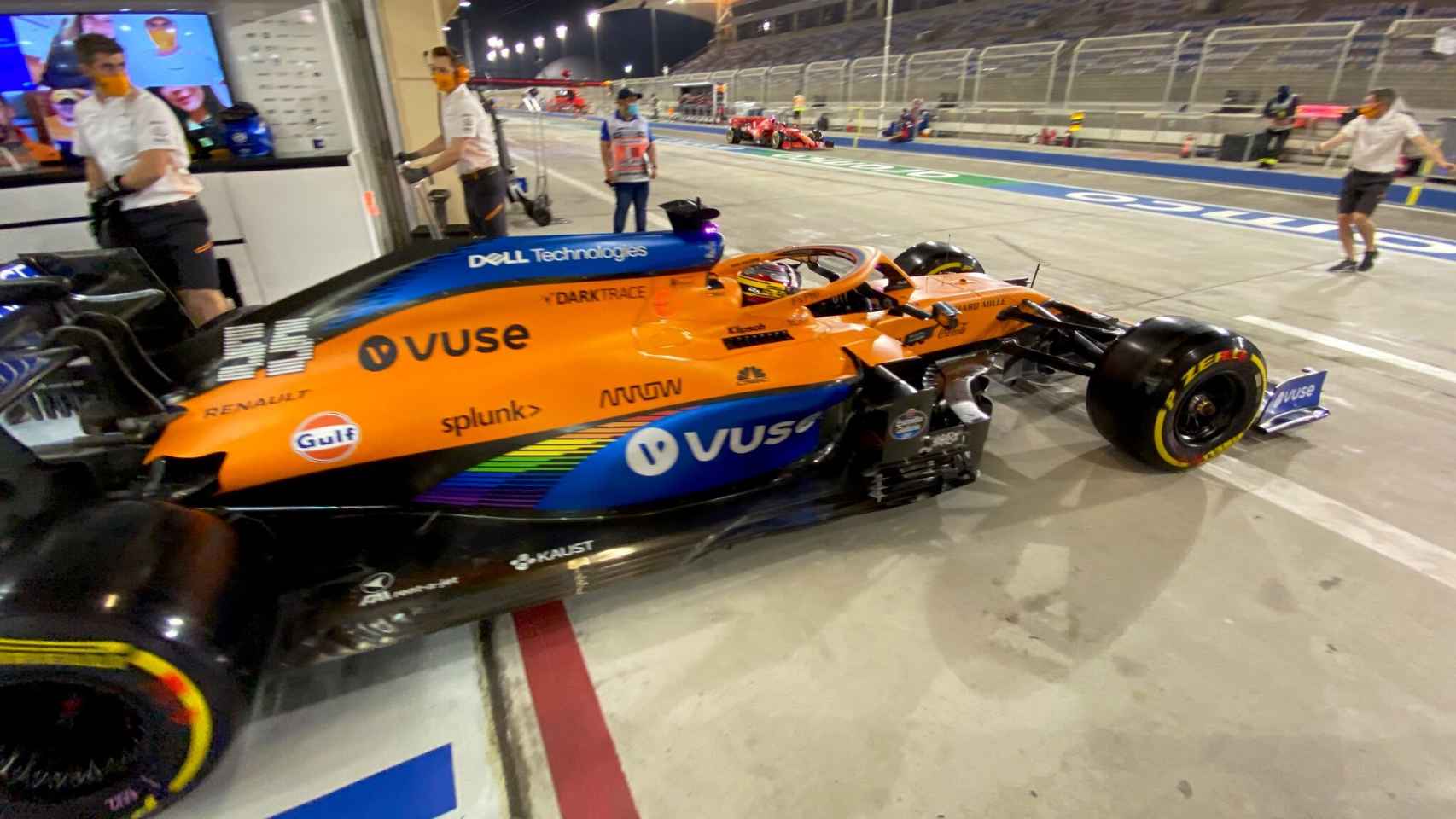 Carlos Sainz a punto de salir a pista en Bahrein