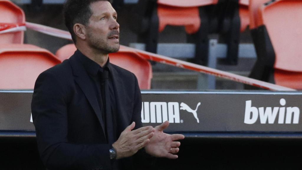 Simeone, durante el minuto de silencio en memoria de Maradona