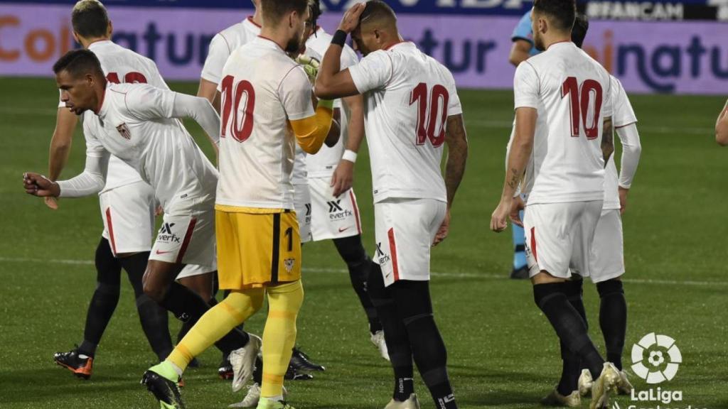 Los jugadores del Sevilla, con el '10' en homenaje a Maradona