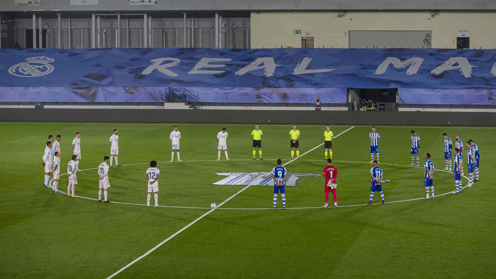Minuto de silencio en el Real Madrid - Deportivo Alavés en memoria de Marandona
