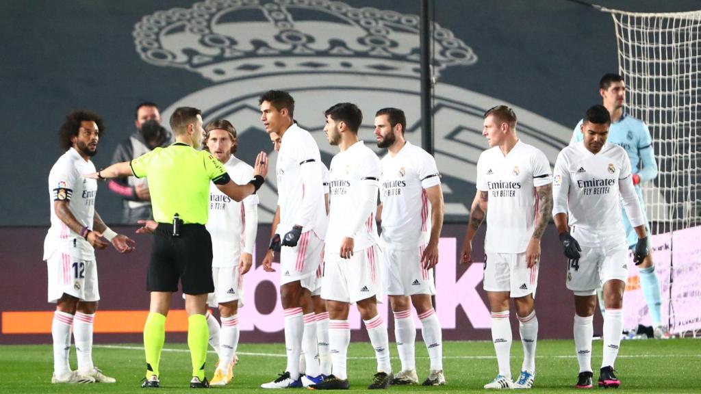 Los jugadores del Real Madrid protestan a Adrian Cordero Vega una decisión del colegiado