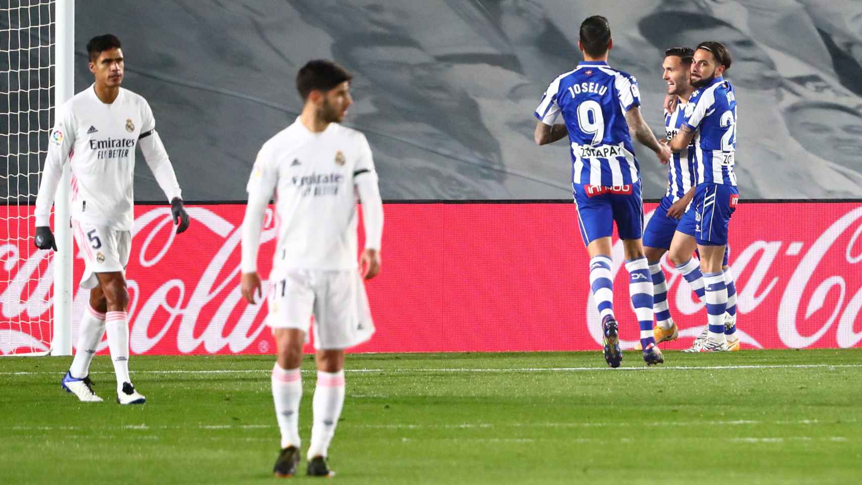 Los jugadores del Deportivo Alavés celebran el gol de Lucas Pérez