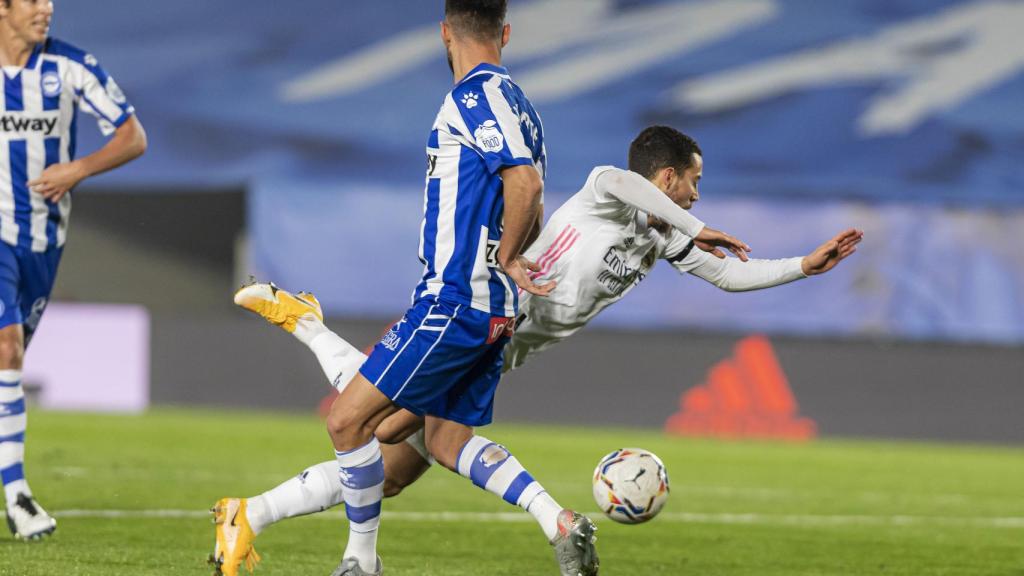 Hazard recibe una falta de un jugador del Alavés