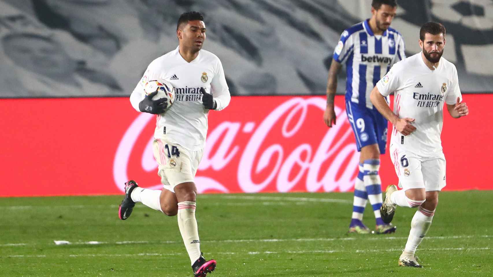 Casemiro lleva el balón hasta el centro del campo tras marcar un gol al Alavés