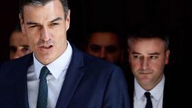 El presidente del Gobierno, Pedro Sánchez, con su jefe de Gabinete, Iván Redondo.