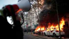 Dos coches en llamas, durante las protestas en París contra la ley de seguridad de Macron.