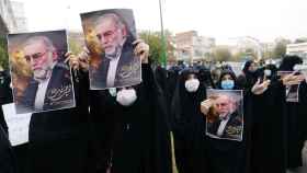 Manifestantes protestan por el asesinato del científico Mohsen Fakhrizadeh en Teherán.