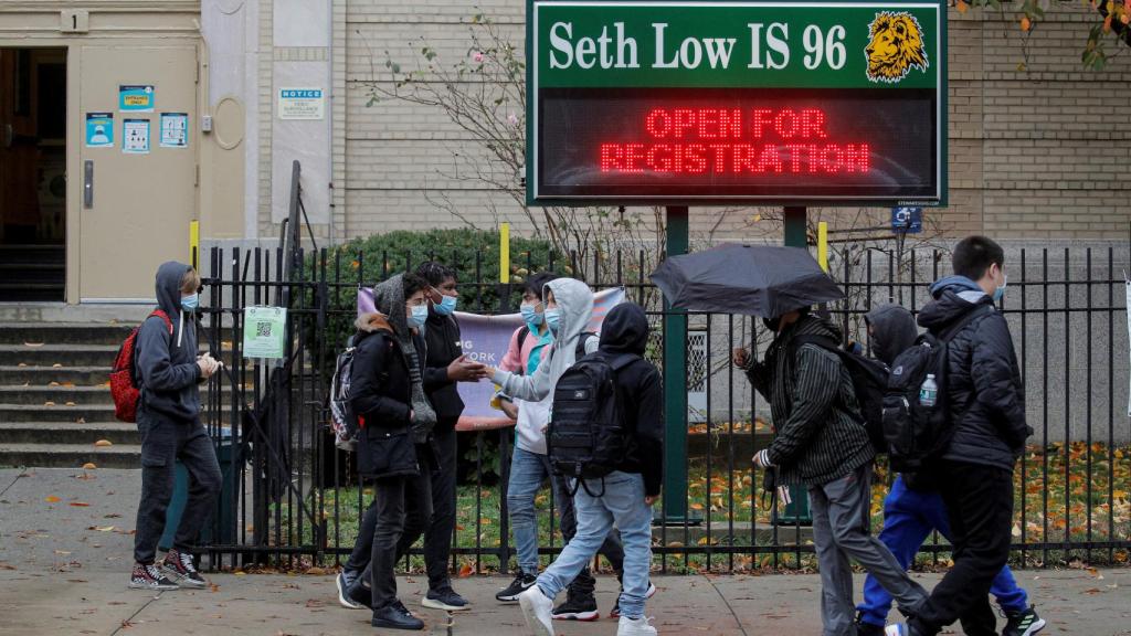 Unos estudiantes a las puertas de un centro escolar en Brooklyn, Nueva York.