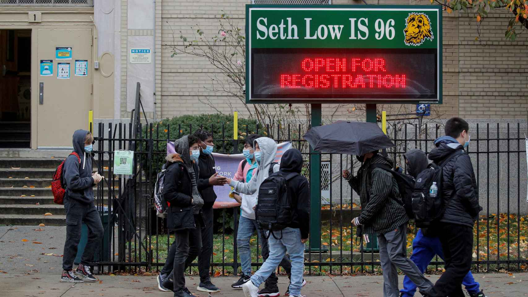 Unos estudiantes a las puertas de un centro escolar en Brooklyn, Nueva York.