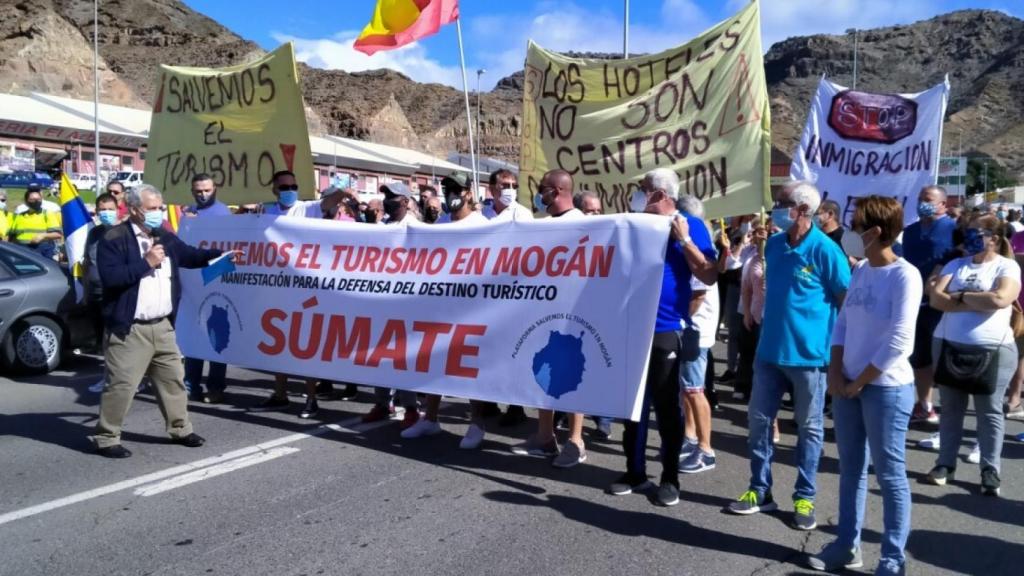 Abajo a la derecha, con una camiseta blanca, Onalia Bueno, la alcaldesa de Mogán que ha participado en la manifestación.