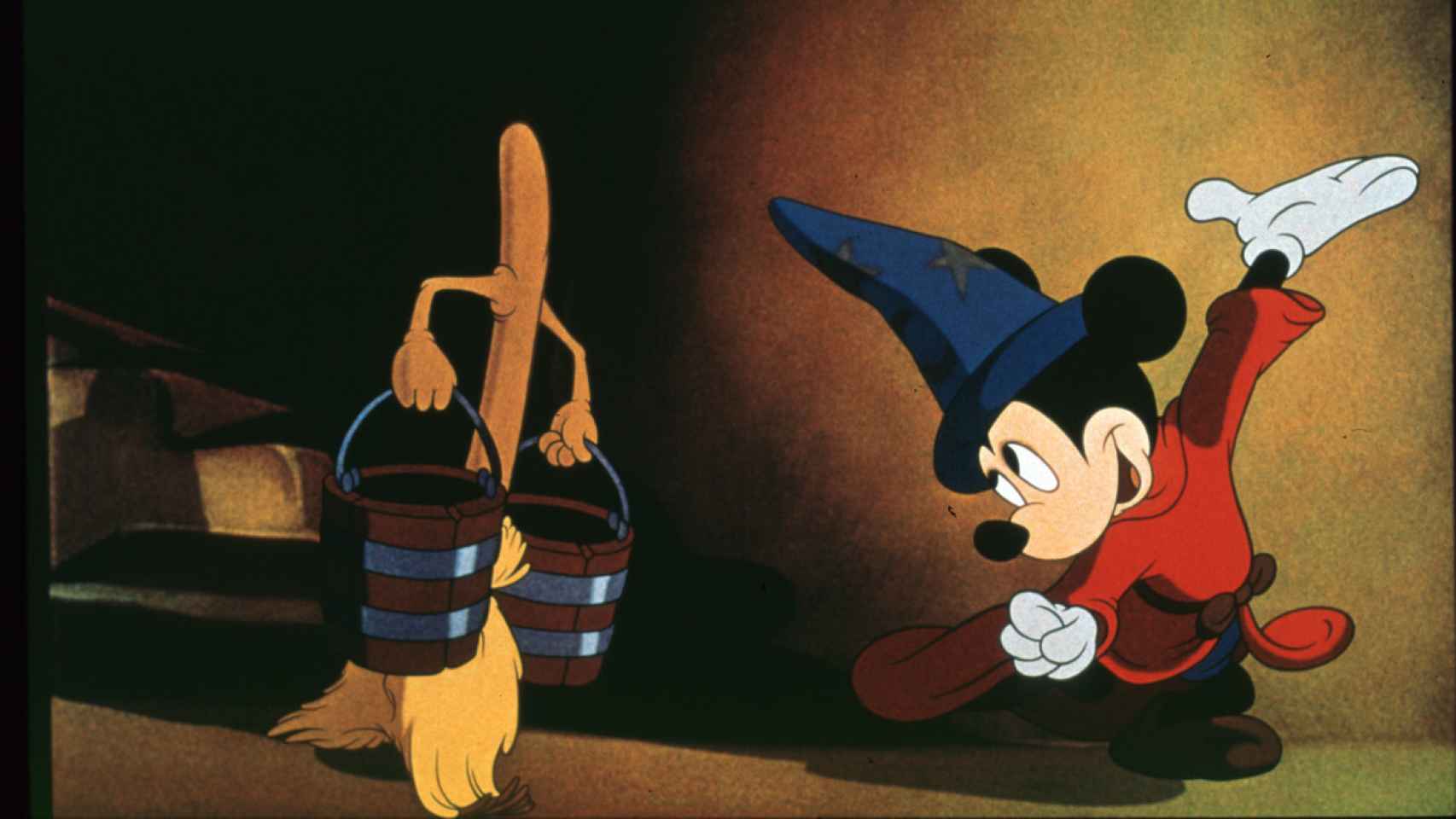 Mickey Mouse como aprendiz de brujo en un fotograma de 'Fantasía'.