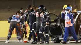 Romain Grosjean sale dolorido tras el accidente